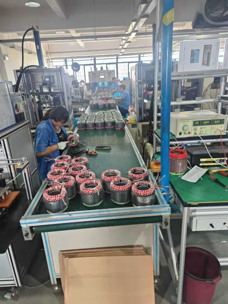 焊接变压器线圈生产线，自动化制造过程显示固安恒道传动设备有限公司专业设备。.