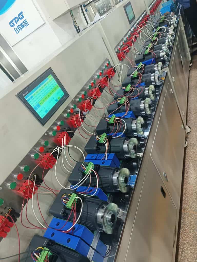 驱动设备生产线现场，包含多台电动机和控制系统，展现自动化和高效传动设备的生产现场。.