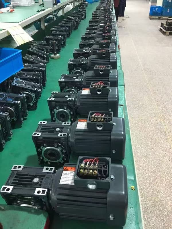 变频器和传动设备组装工厂现场生产线.