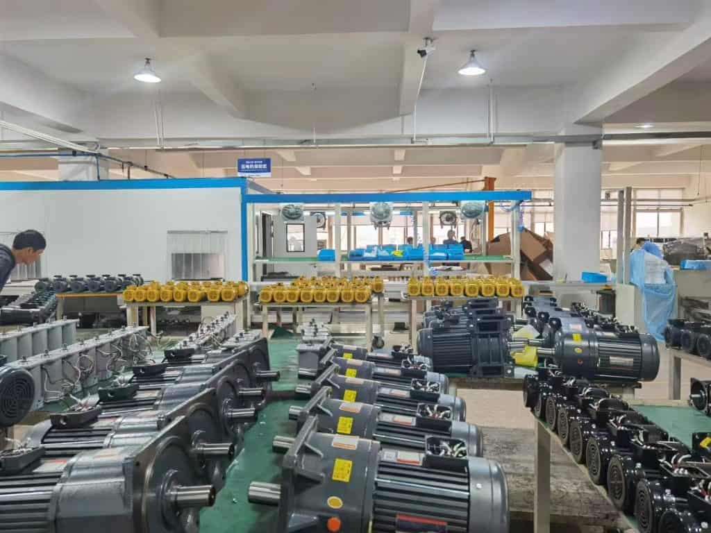 高效传动设备生产线展示，专业制造工业用电机和传动机械，支持定制与品质保障。.